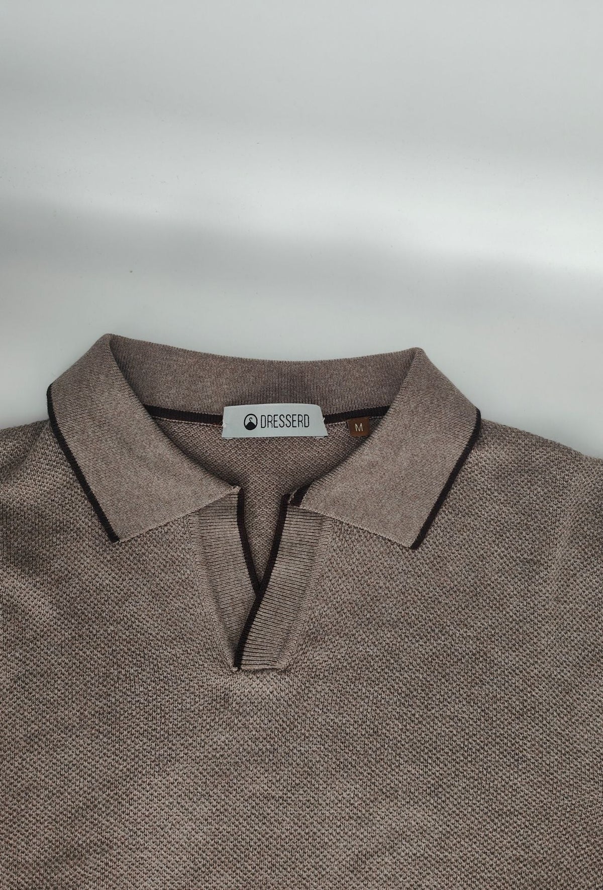 Polo de hombre Dresserd de punto color topo con cuello en contraste y escote Derby.