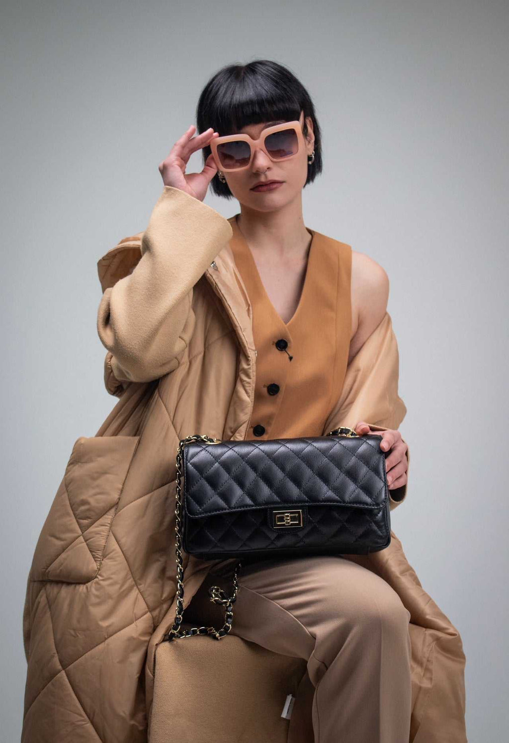 Bolso Clasic negro acolchado de piel con cadena dorada