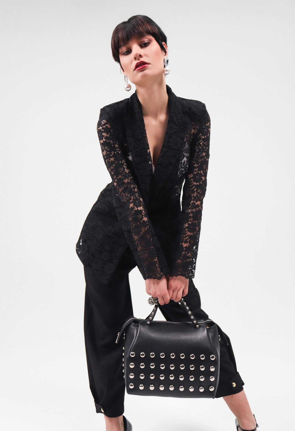 Bolso bowling BRUTAL negro de piel con tachuelas