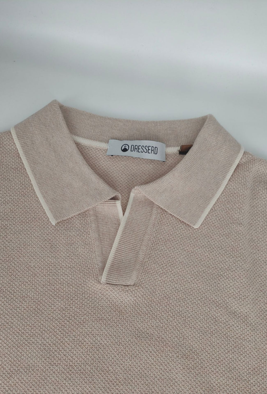 Polo de hombre Dresserd de manga larga en punto color arena con escote Derby