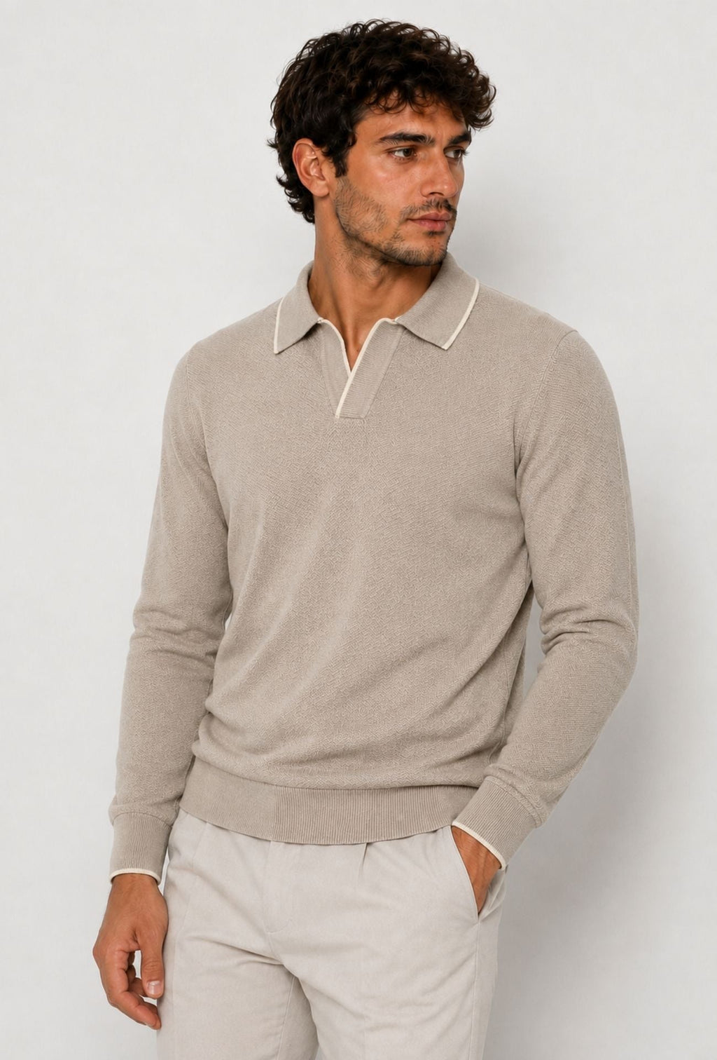 Polo de hombre Dresserd de manga larga en punto color arena con escote Derby