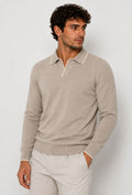 Polo de hombre Dresserd de manga larga en punto color arena con escote Derby