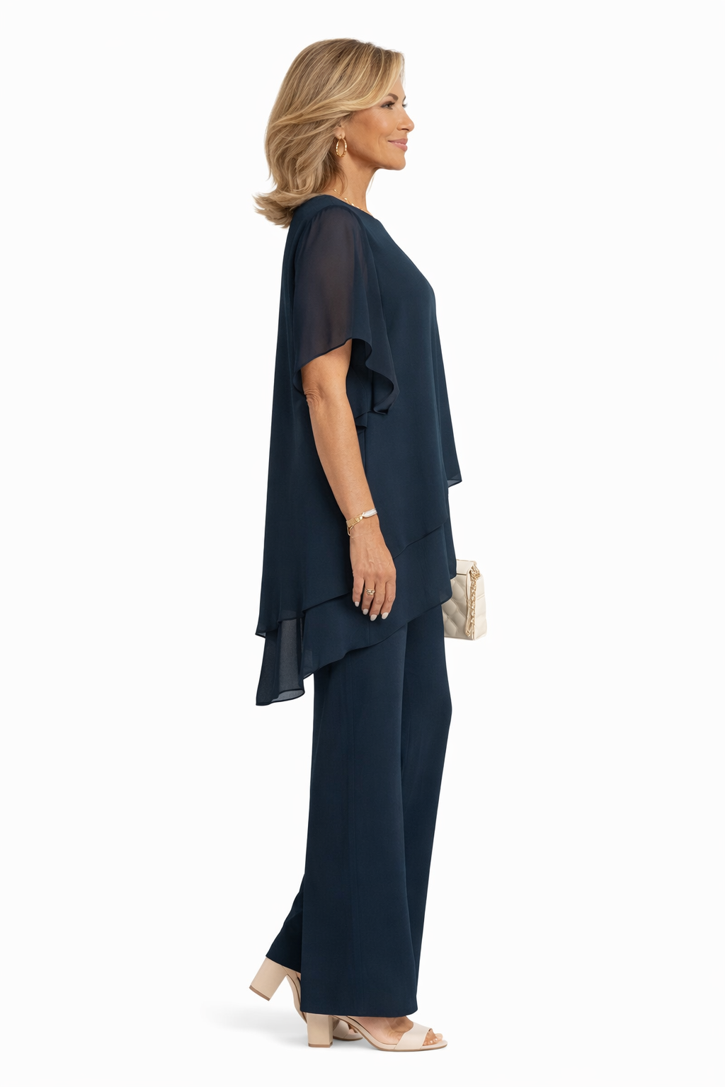 Conjunto elegante de mujer con blusa fluida y pantalón ancho