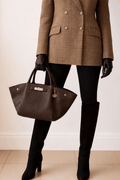 Bolso Cassandra chocolate de piel de vacuno con cierre giratorio