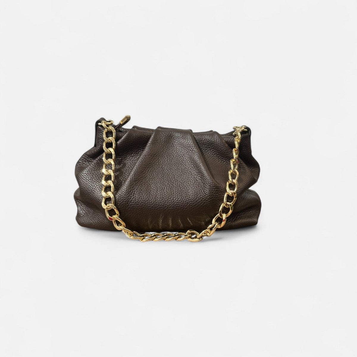 Bolso Pouch chocolate de piel vacuna con cadena dorada