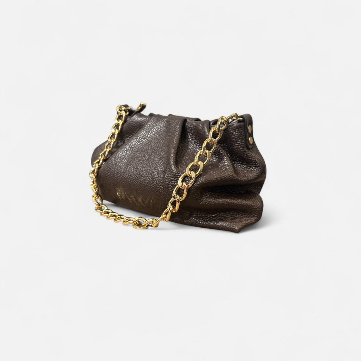 Bolso Pouch chocolate de piel vacuna con cadena dorada