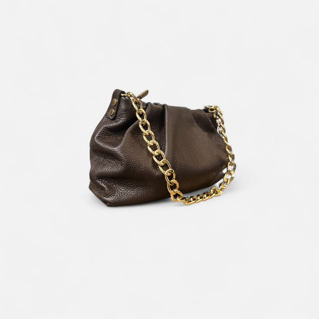 Bolso Pouch chocolate de piel vacuna con cadena dorada