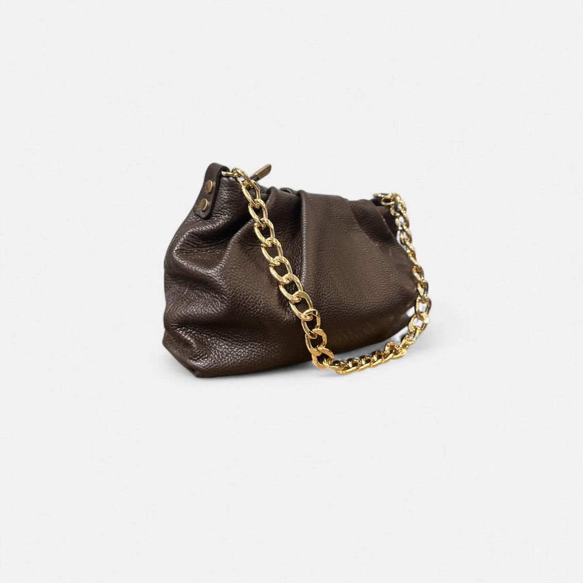 Bolso Pouch chocolate de piel vacuna con cadena dorada