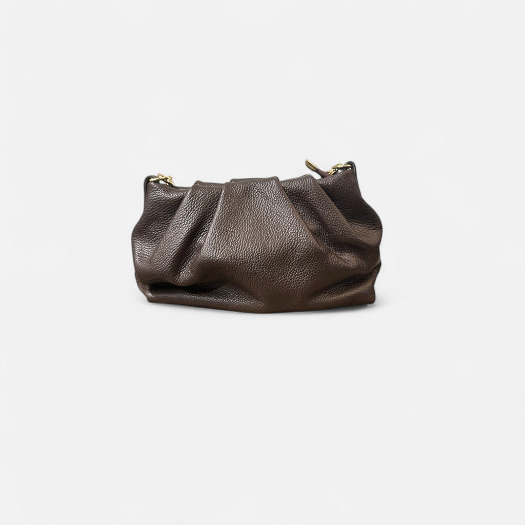 Bolso Pouch chocolate de piel vacuna con cadena dorada