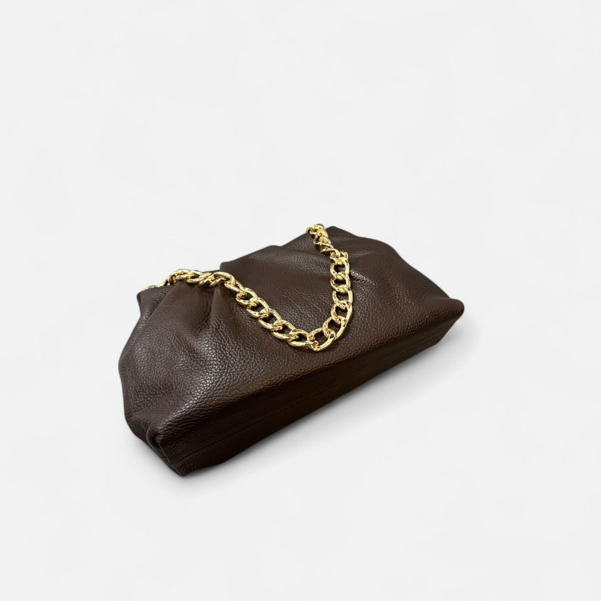Bolso Pouch chocolate de piel vacuna con cadena dorada