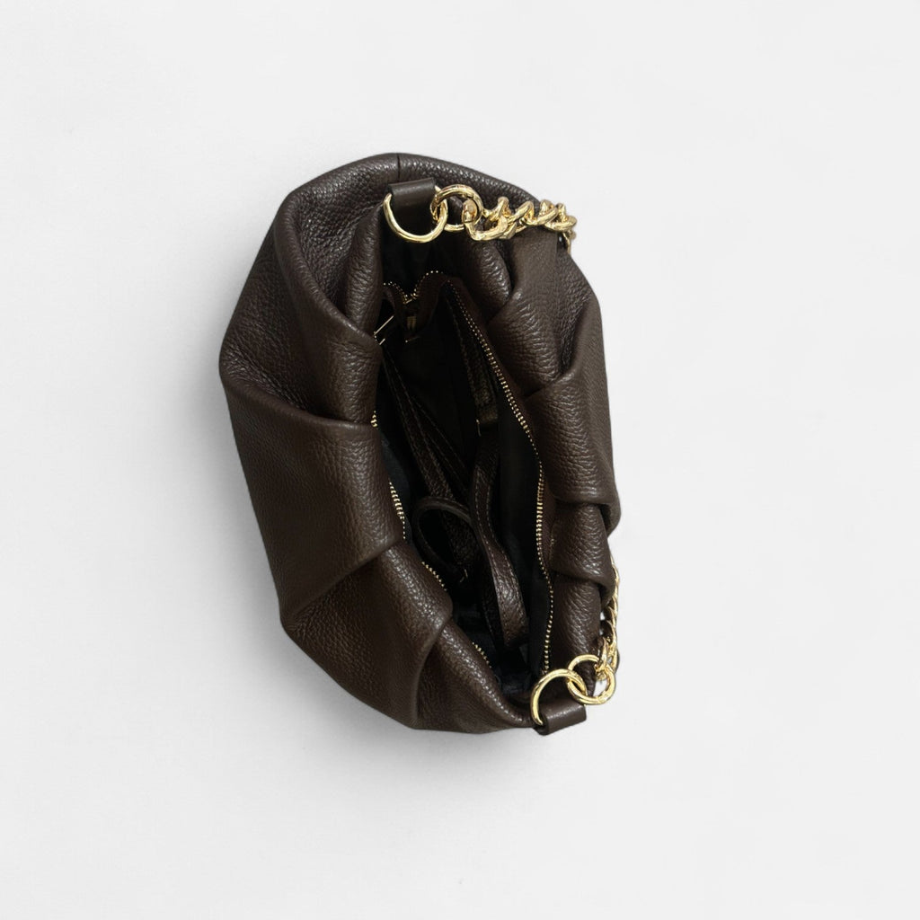 Bolso Pouch chocolate de piel vacuna con cadena dorada