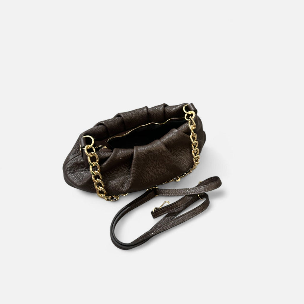 Bolso Pouch chocolate de piel vacuna con cadena dorada