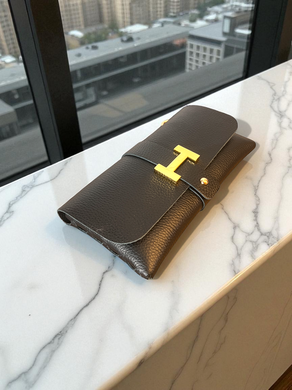 Bolso bandolera Nova metalizado con cadena dorada