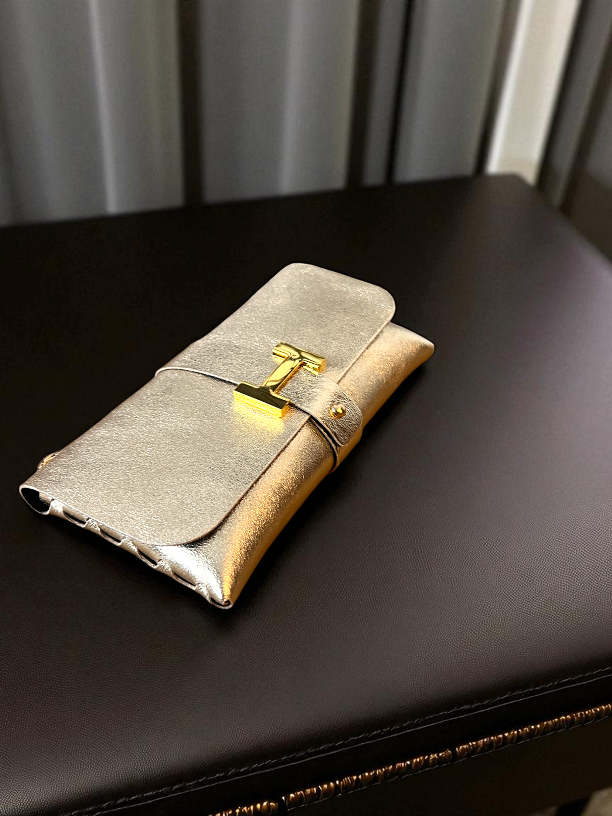 Bolso bandolera Nova metalizado con cadena dorada