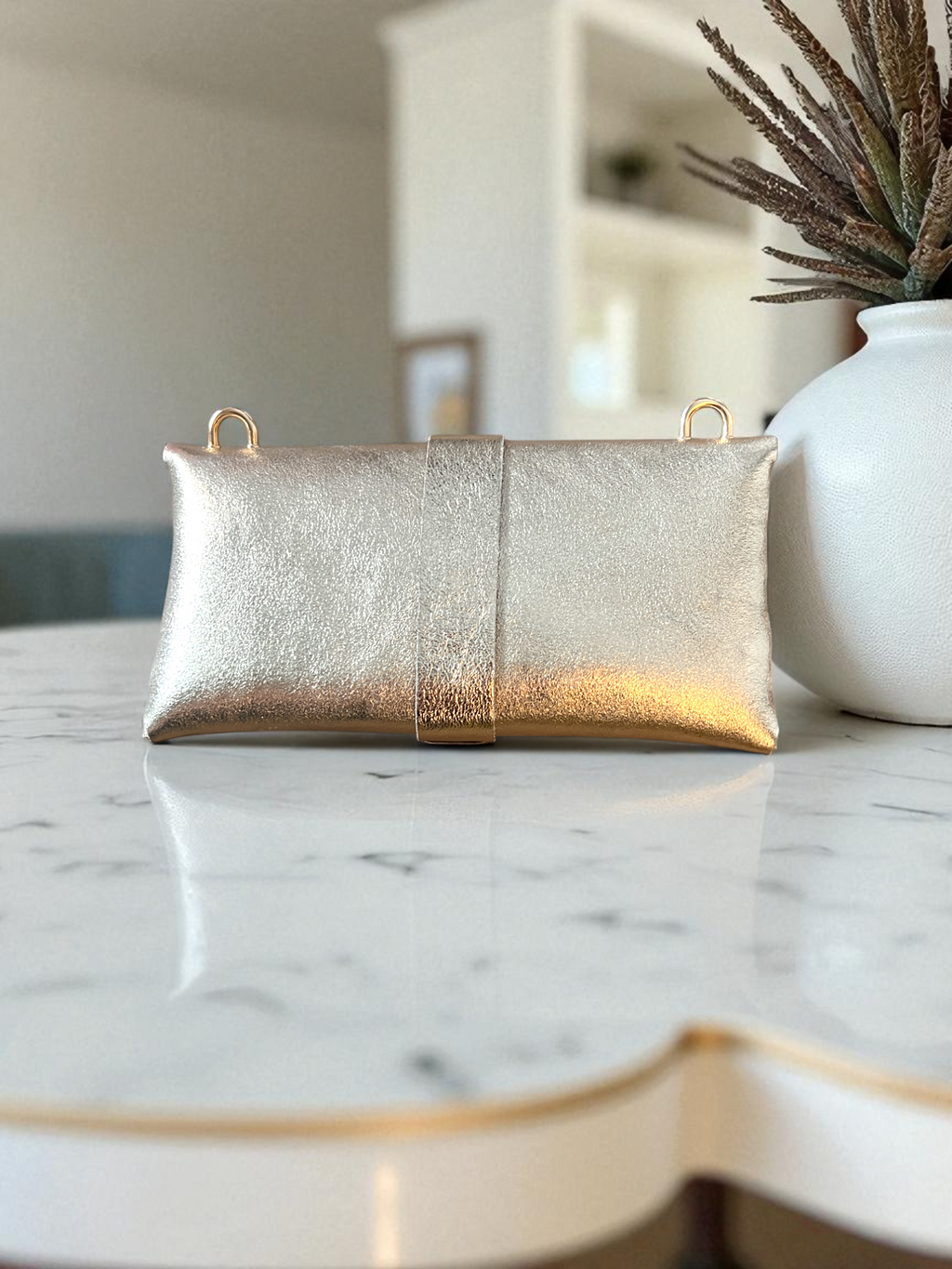 Bolso bandolera Nova metalizado con cadena dorada