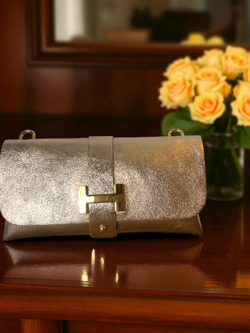 Bolso bandolera Nova metalizado con cadena dorada