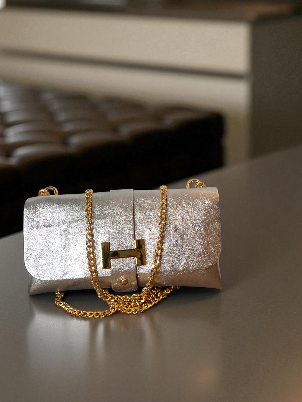 Bolso bandolera Nova metalizado con cadena dorada