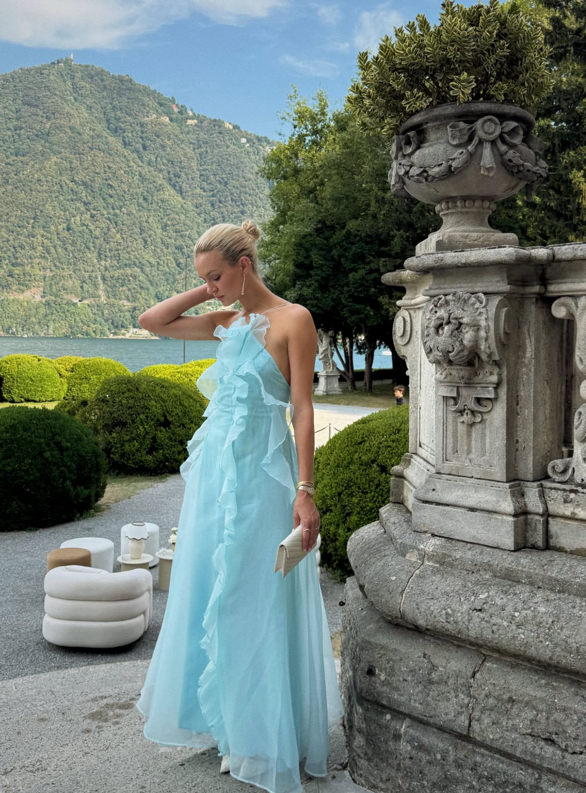 Vestido largo de organza azul Capri con escote halter