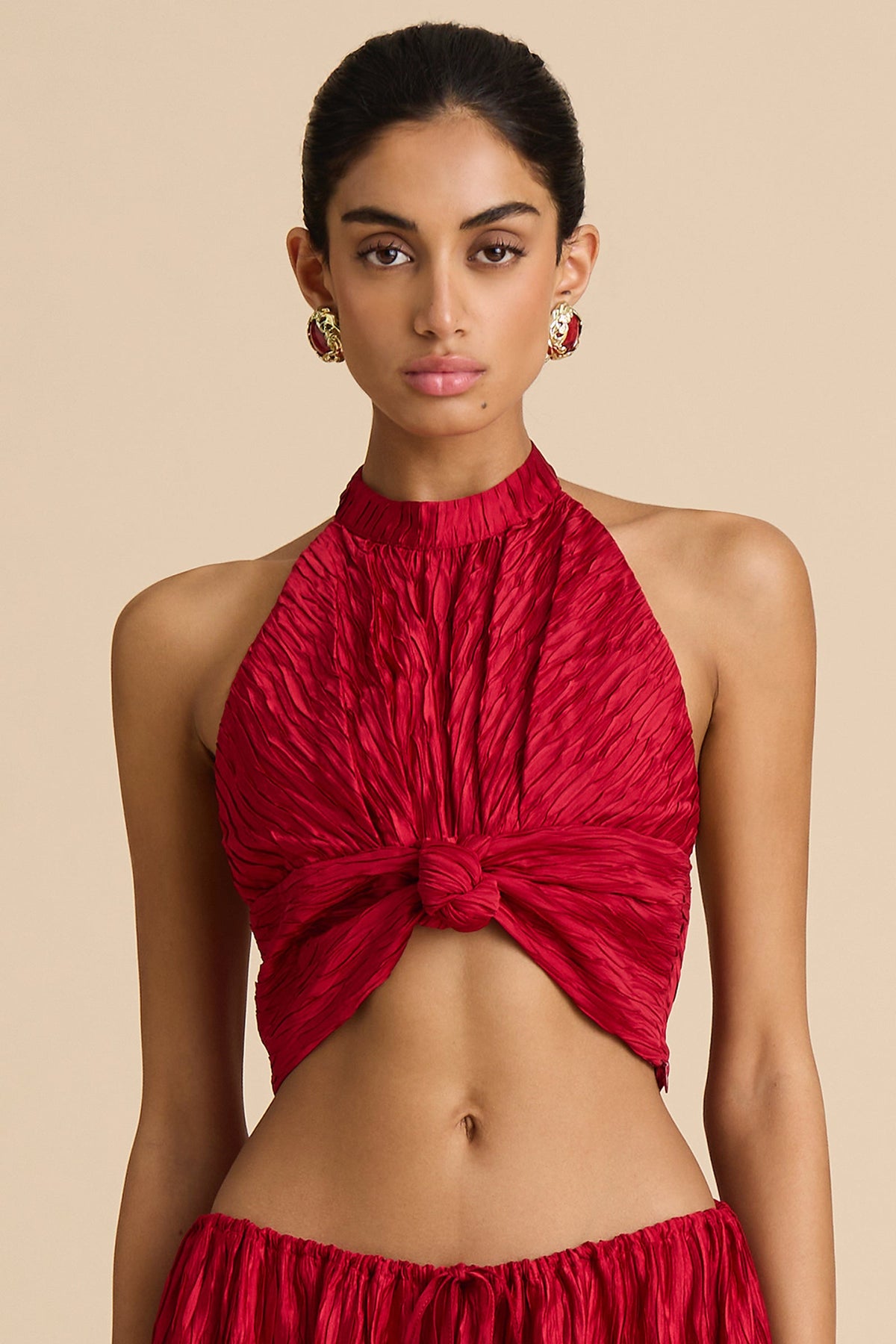 Top halter Marrakech color carmesí con nudo delantero