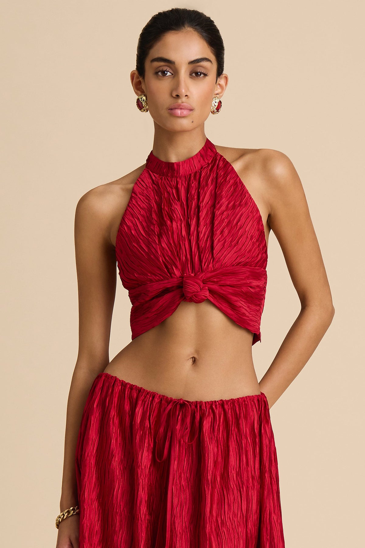Top halter Marrakech color carmesí con nudo delantero
