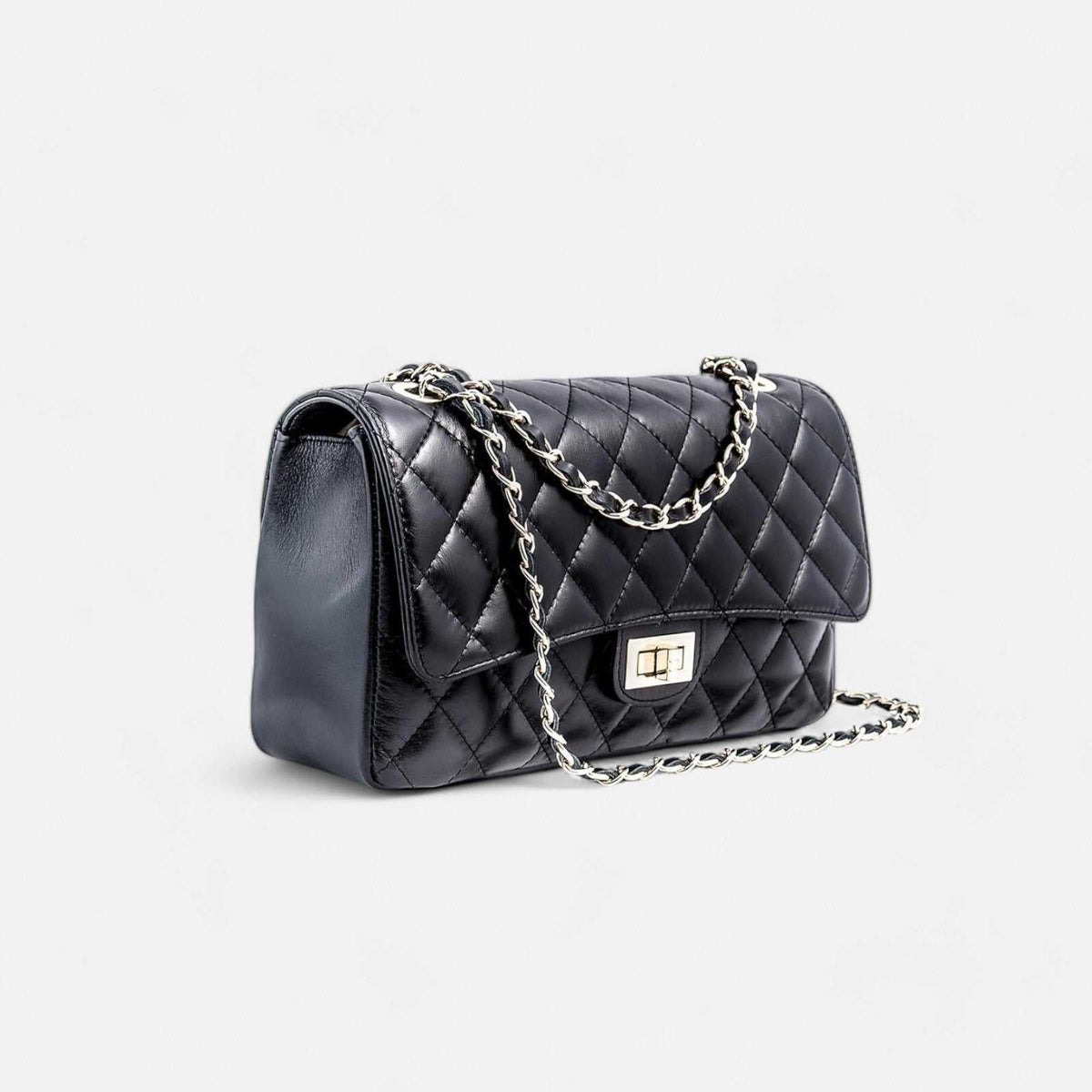 Bolso Clasic negro acolchado de piel con cadena dorada