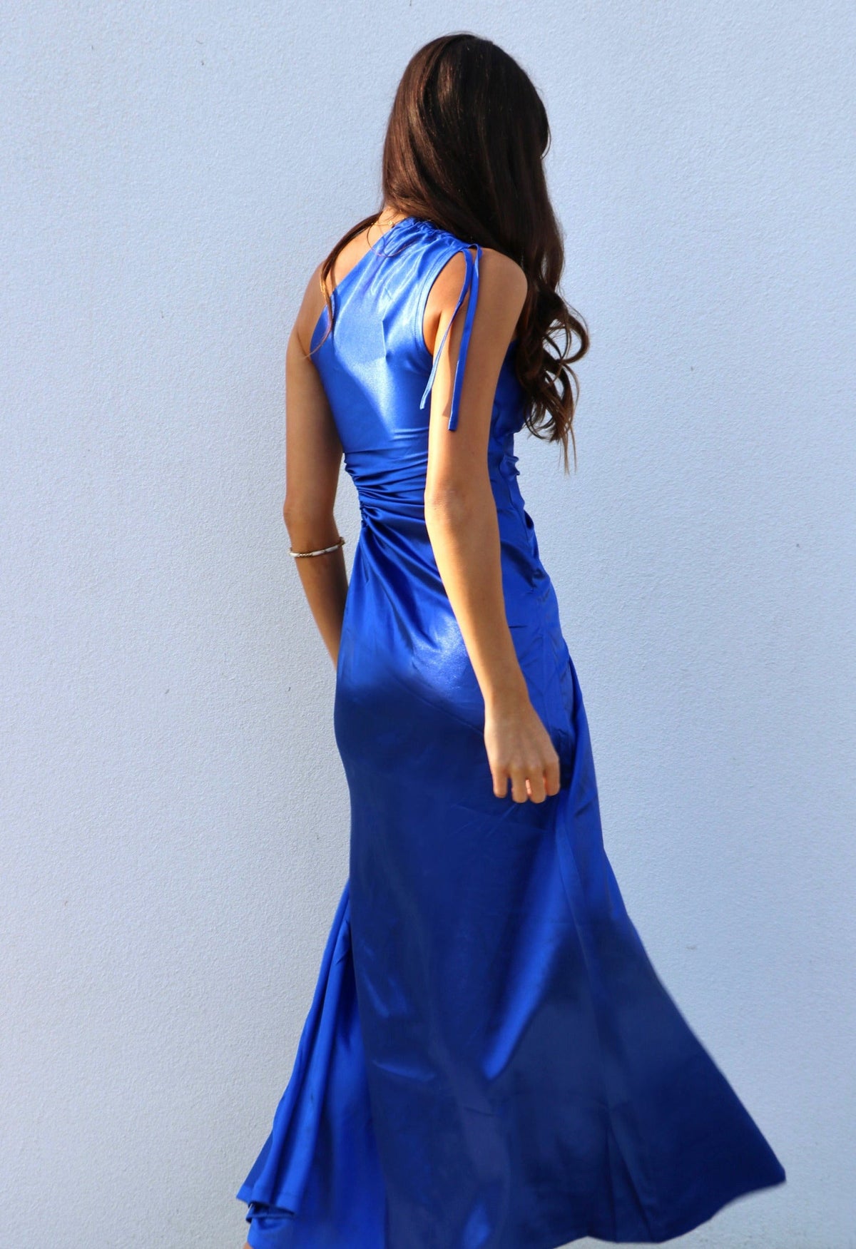 Vestido maxi Nour azul marroquí de un hombro con cut-out