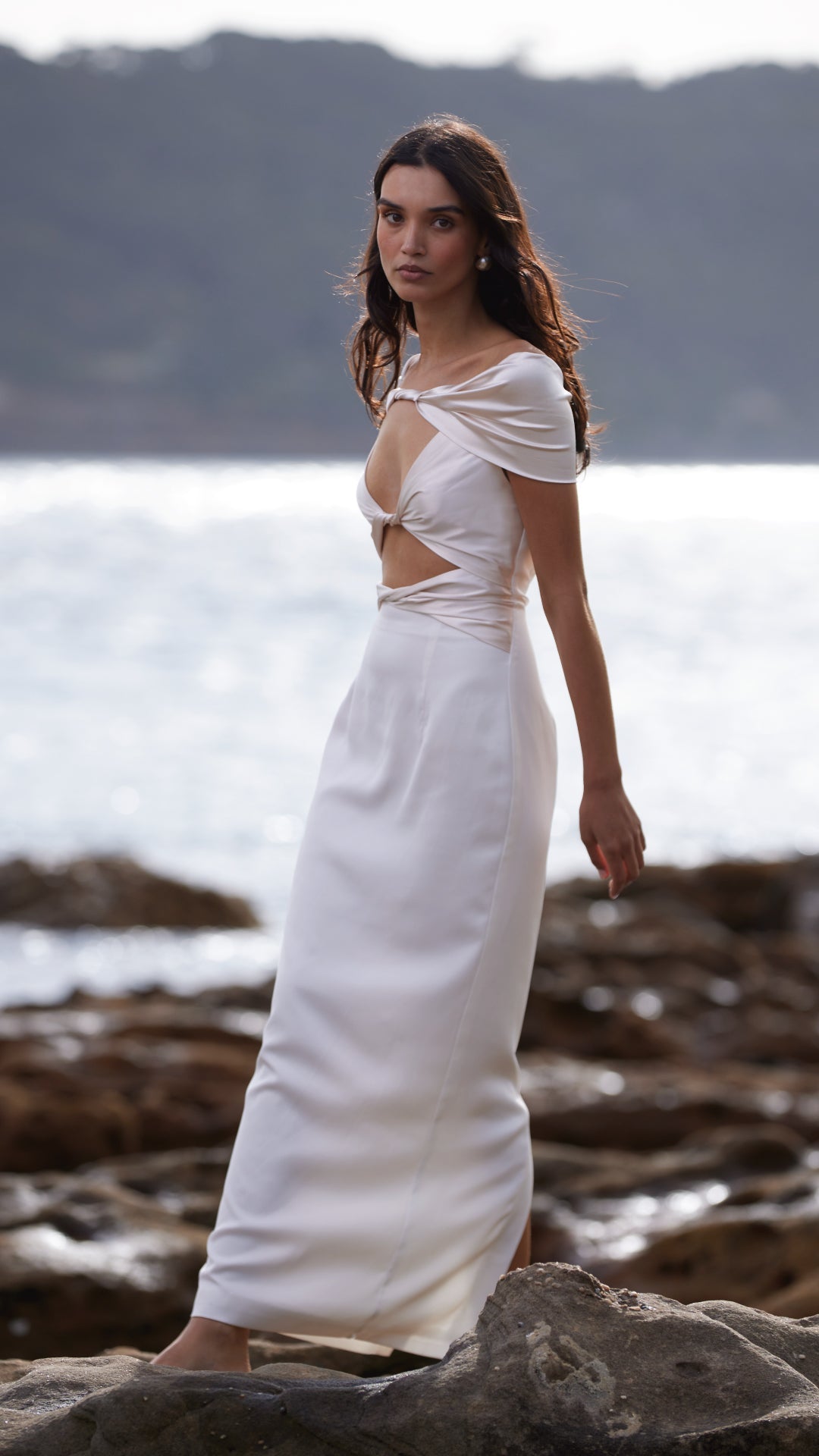 Vestido Pisa en tono perla con detalle retorcido