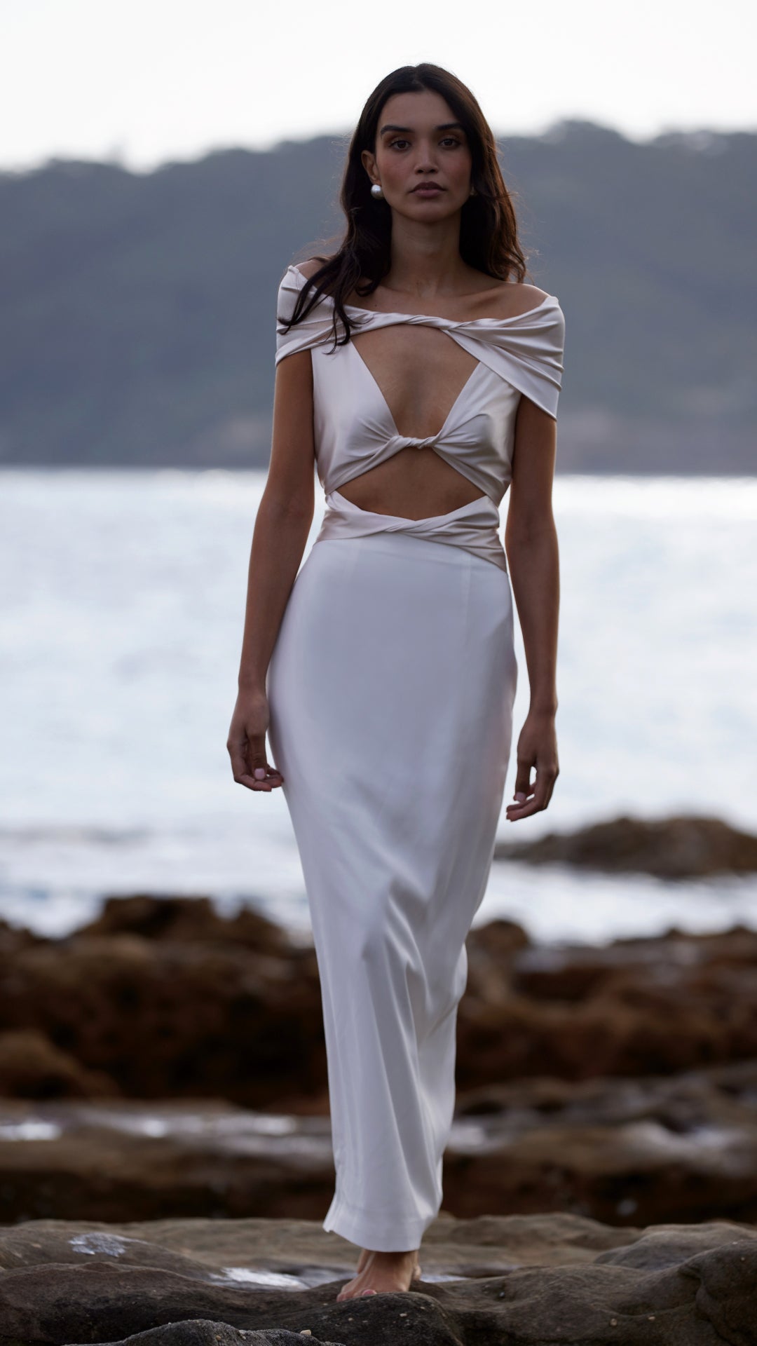 Vestido Pisa en tono perla con detalle retorcido