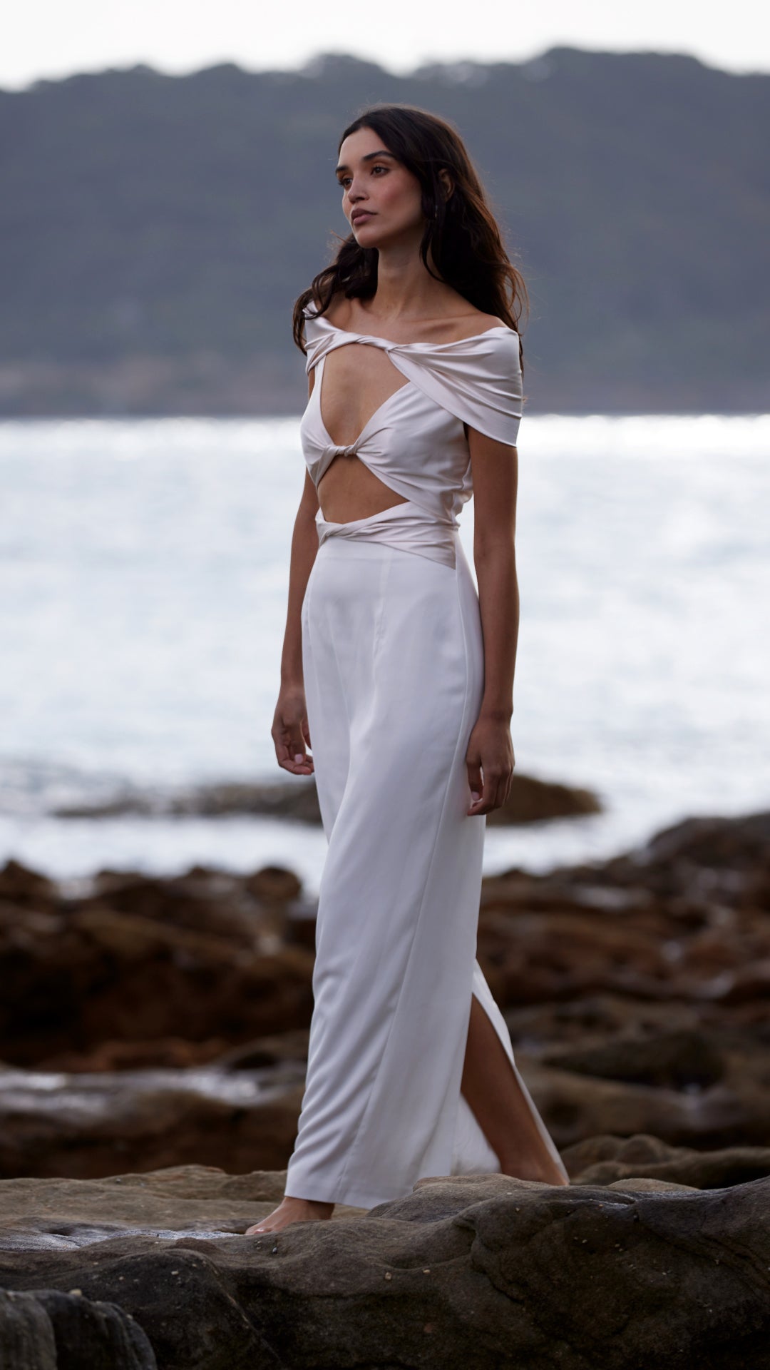 Vestido Pisa en tono perla con detalle retorcido