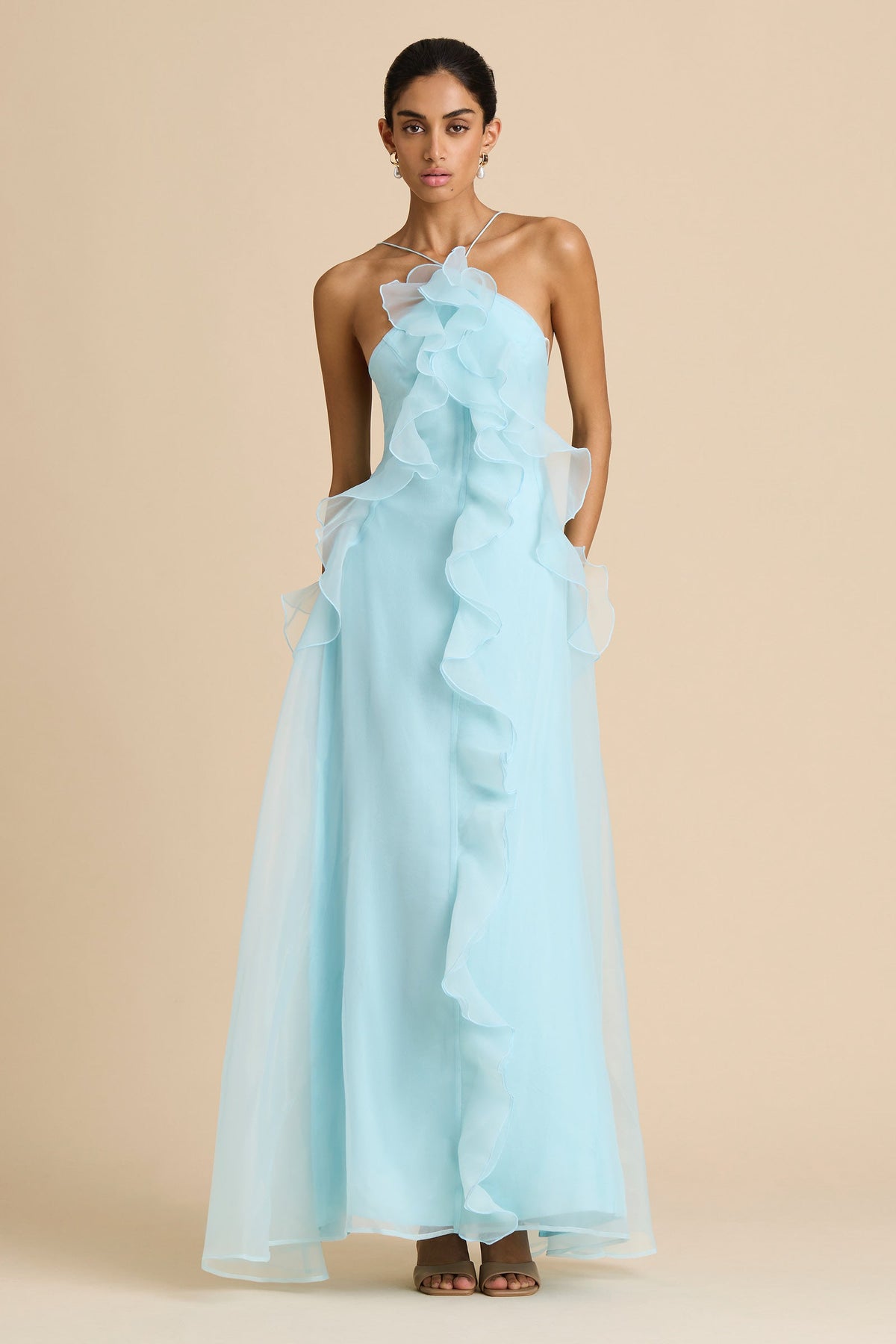 Vestido largo de organza azul Capri con escote halter