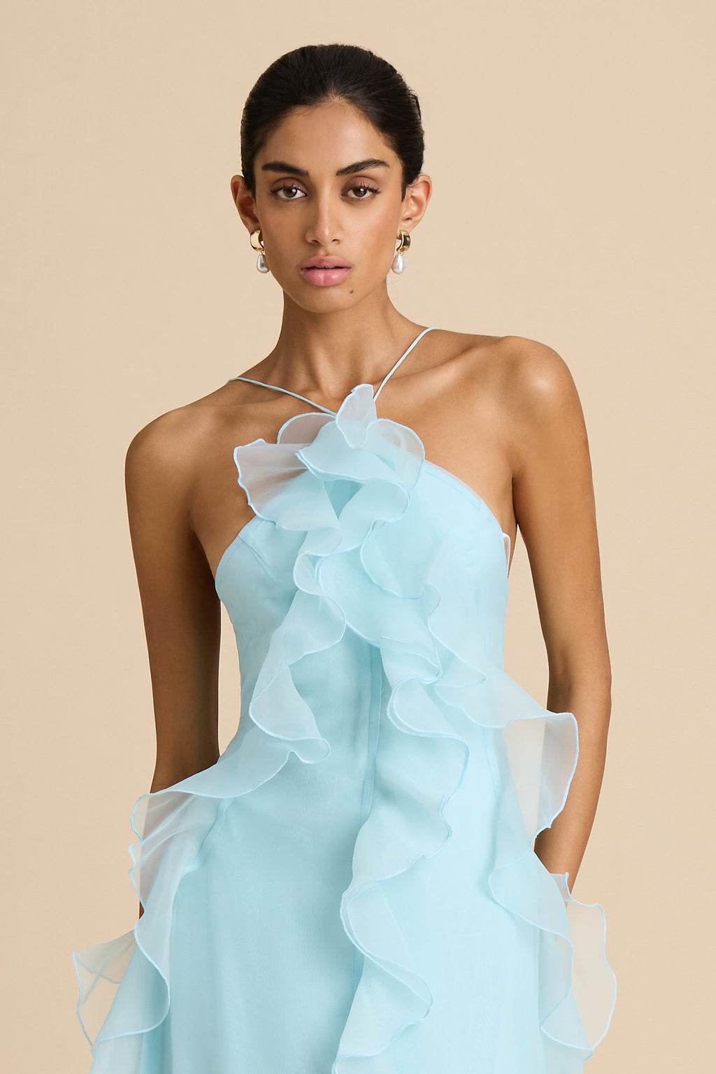 Vestido largo de organza azul Capri con escote halter