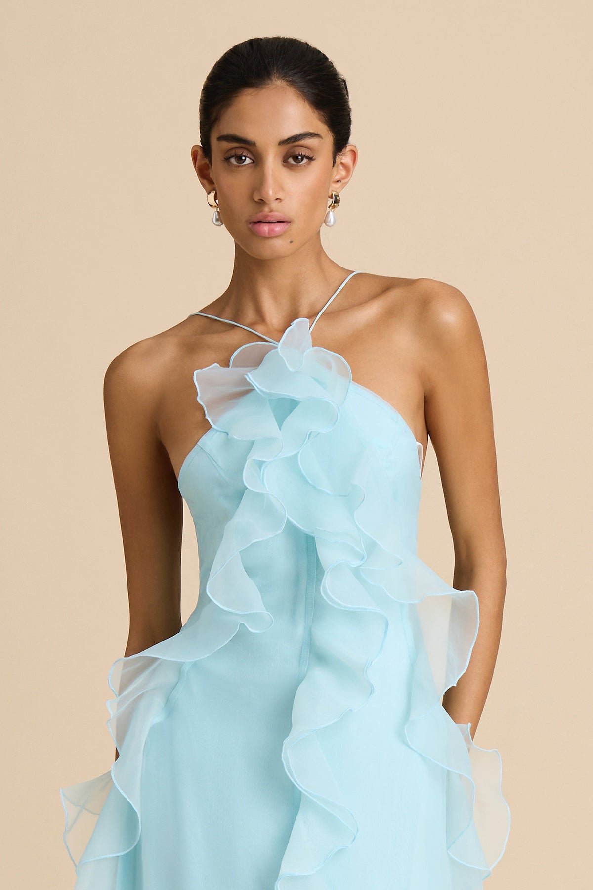 Vestido largo de organza azul Capri con escote halter