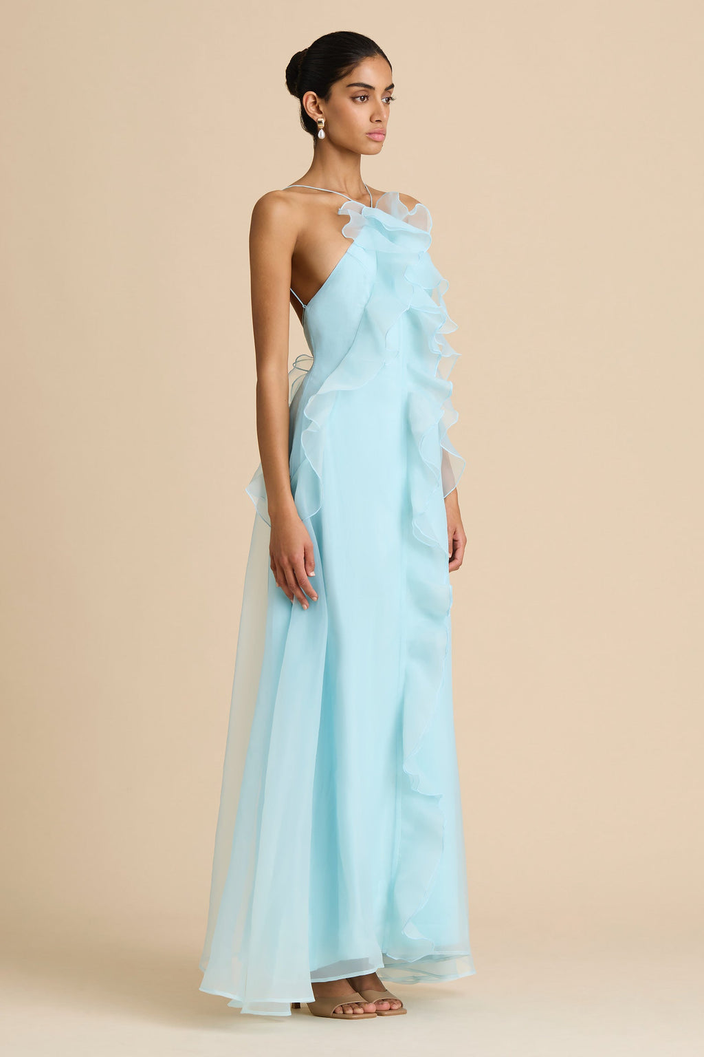 Vestido largo de organza azul Capri con escote halter