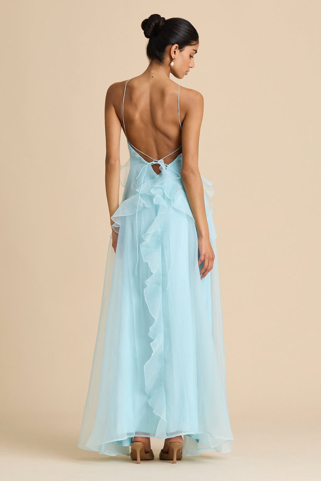 Vestido largo de organza azul Capri con escote halter