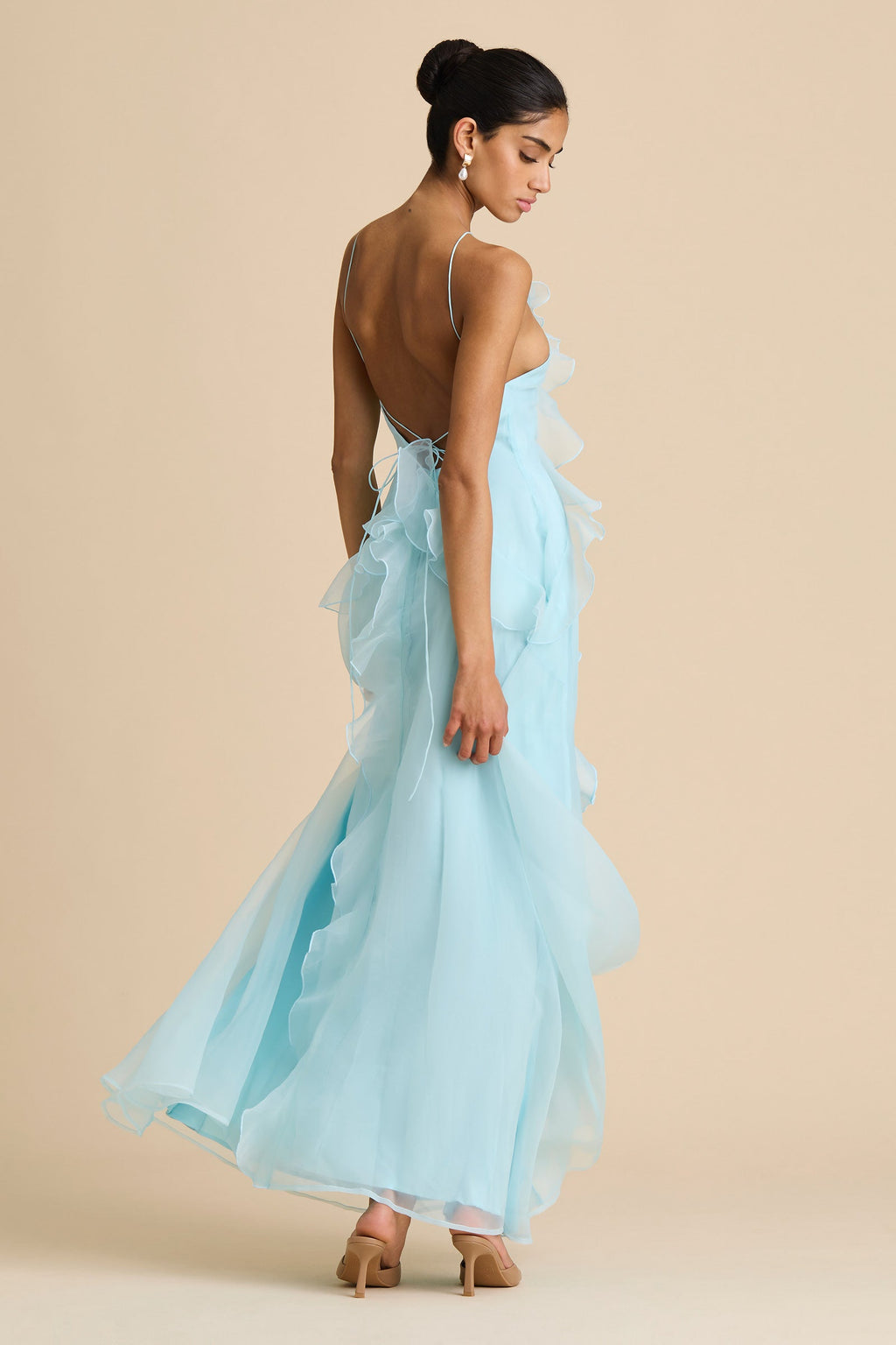 Vestido largo de organza azul Capri con escote halter