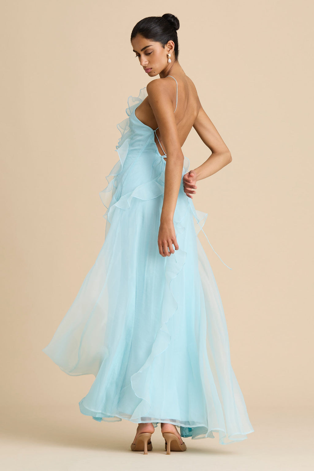 Vestido largo de organza azul Capri con escote halter