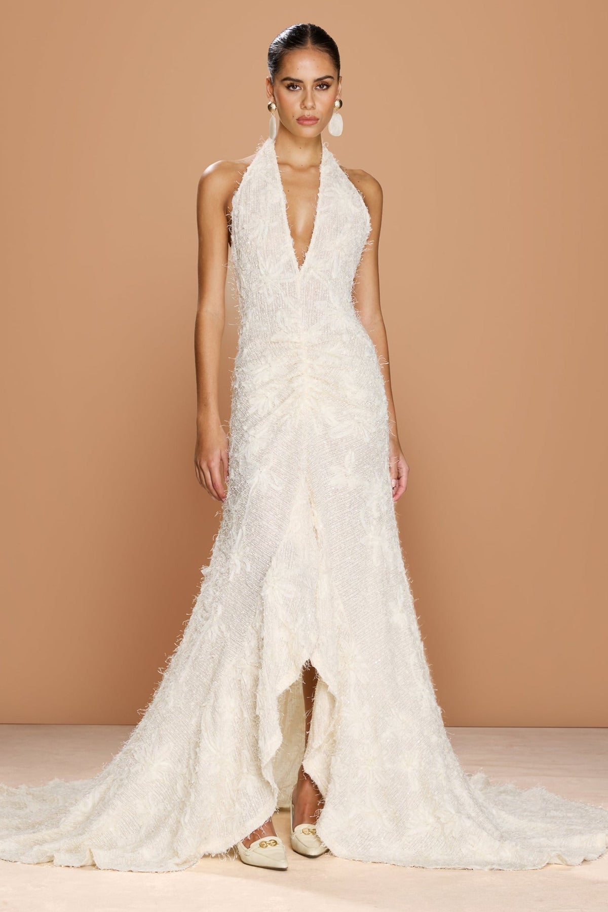 Vestido de novia Noorah con escote halter y cola