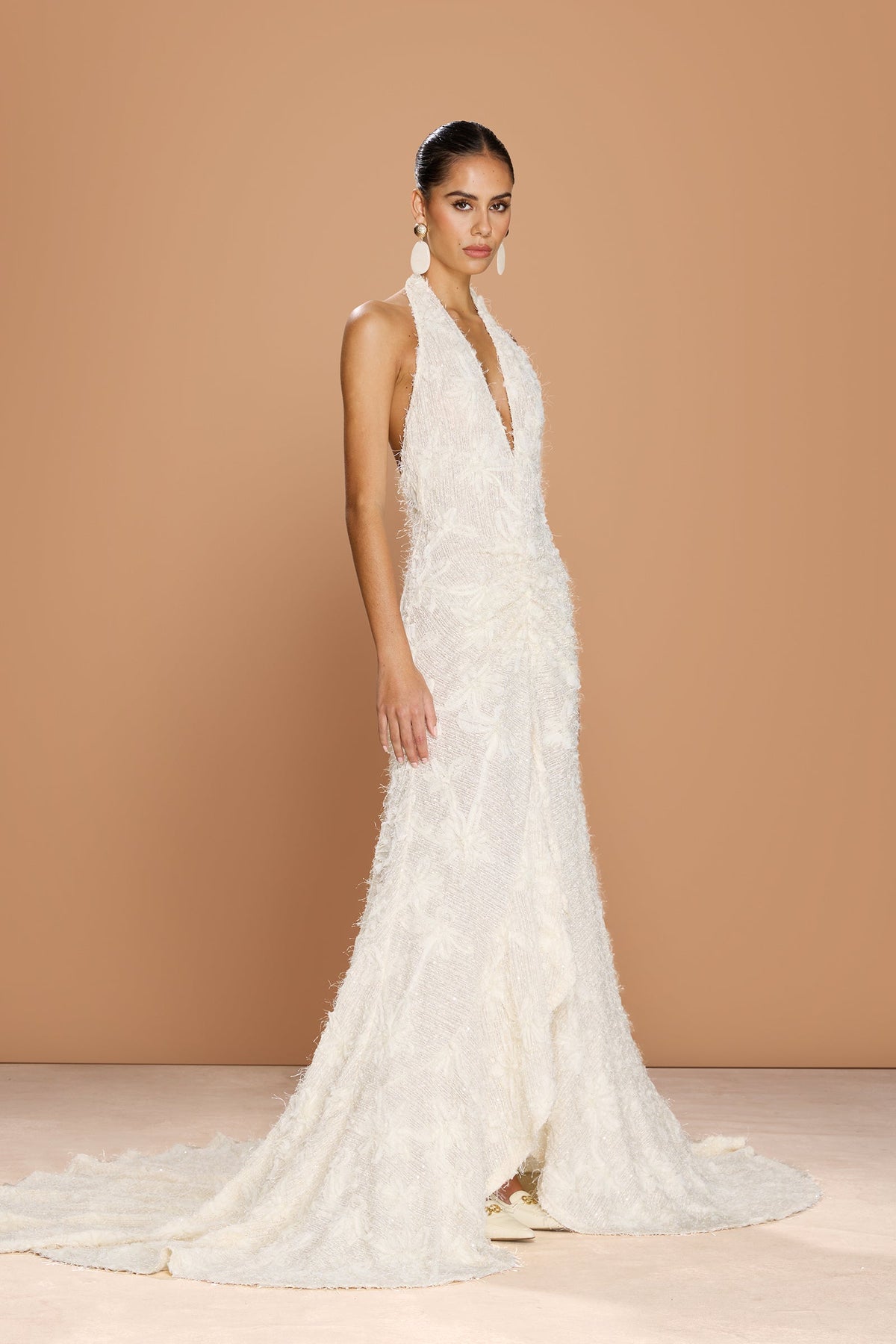 Vestido de novia Noorah con escote halter y cola