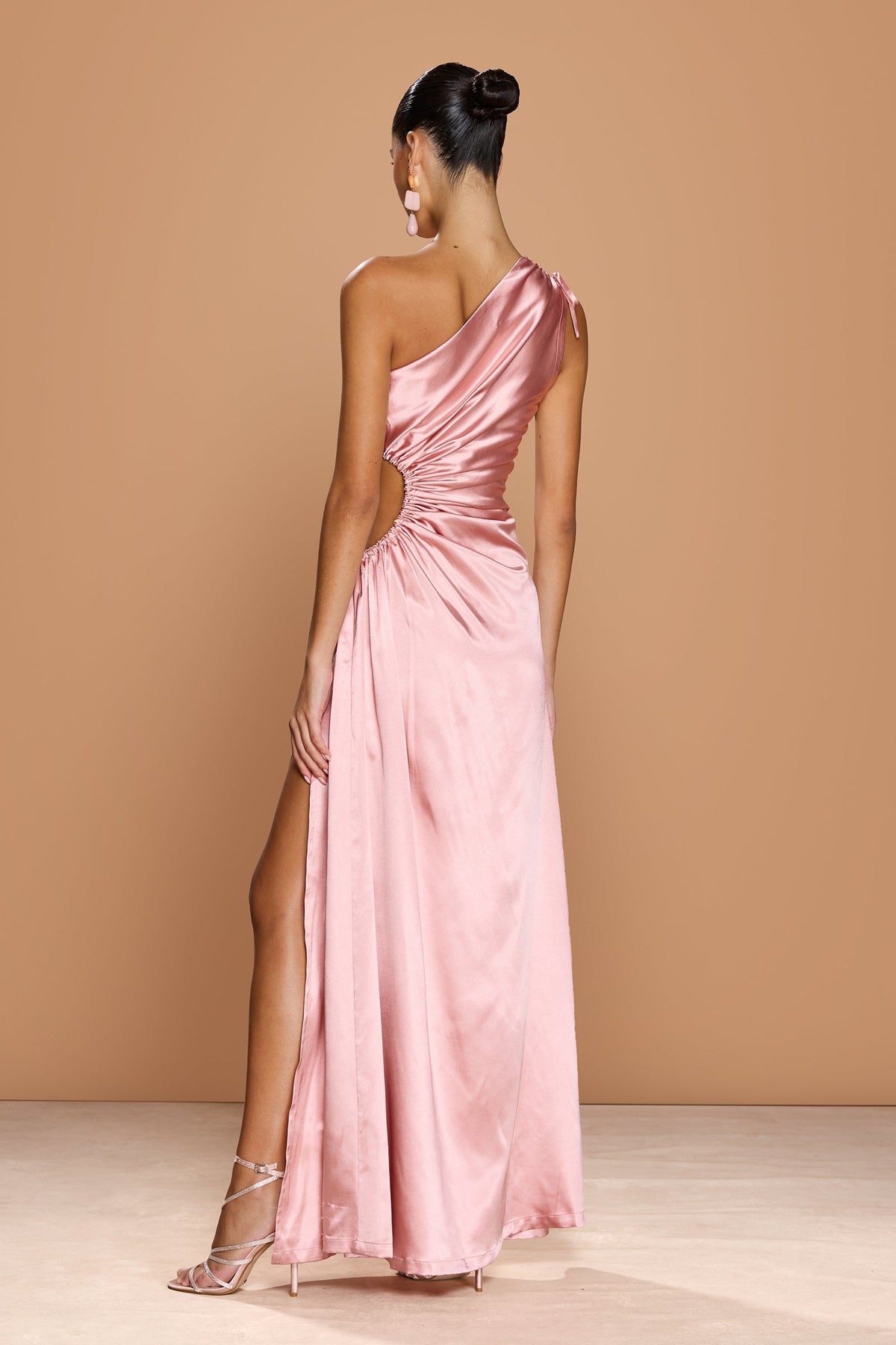 Vestido maxi Nour rosa empolvado de un hombro con cut-out