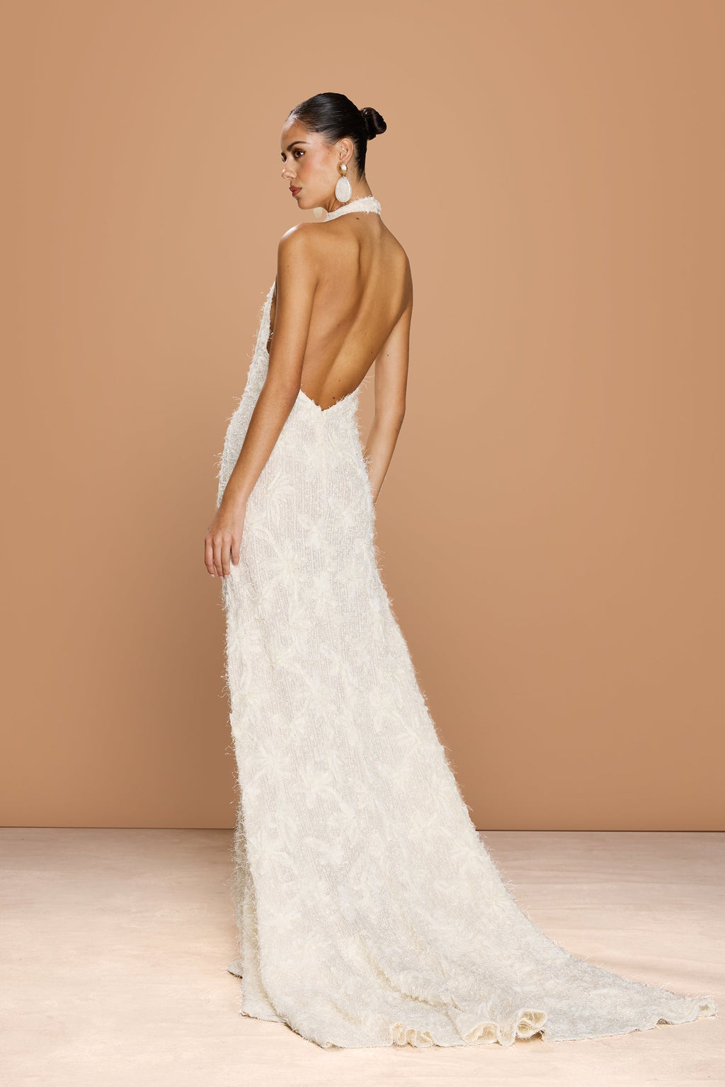 Vestido de novia Noorah con escote halter y cola