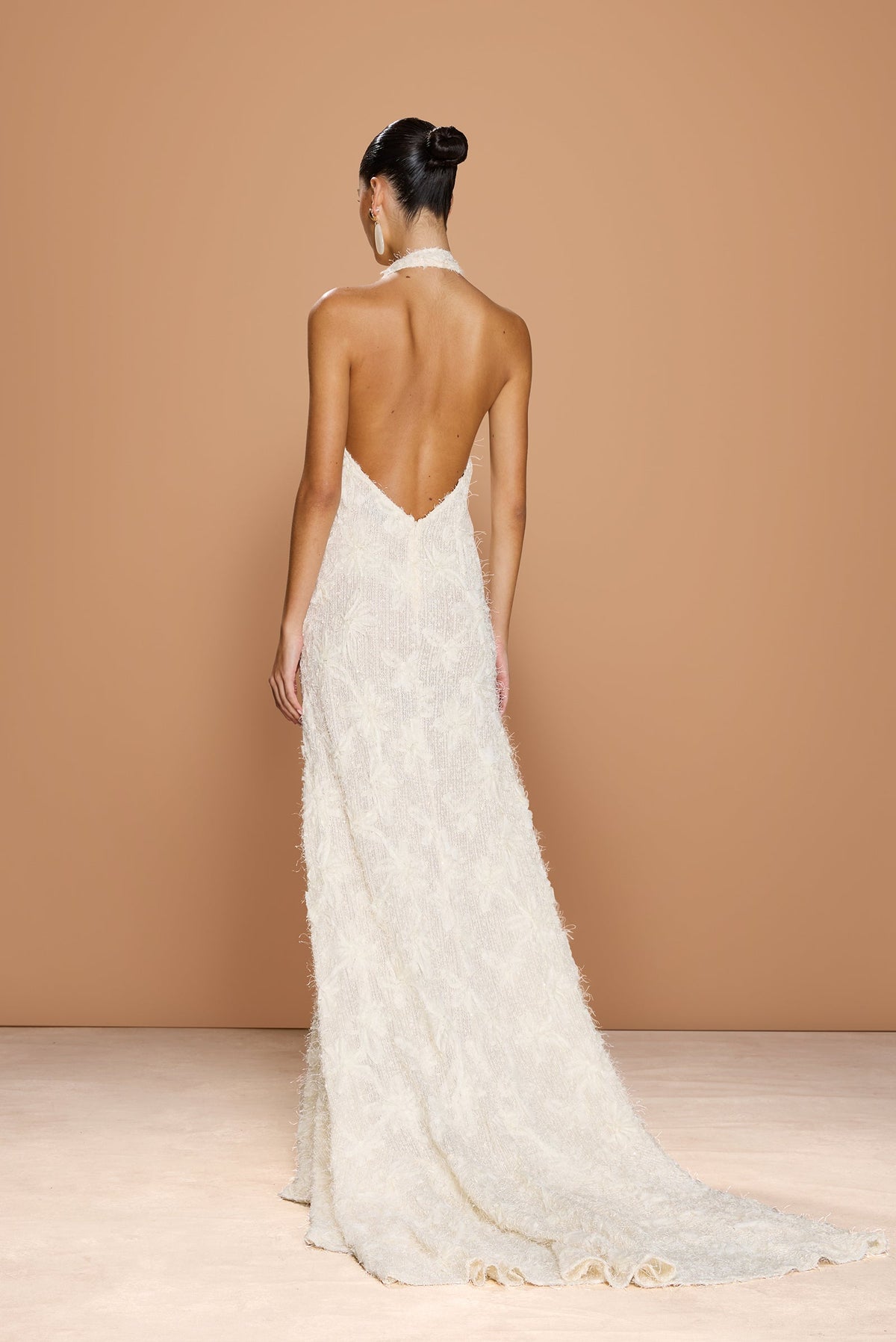 Vestido de novia Noorah con escote halter y cola