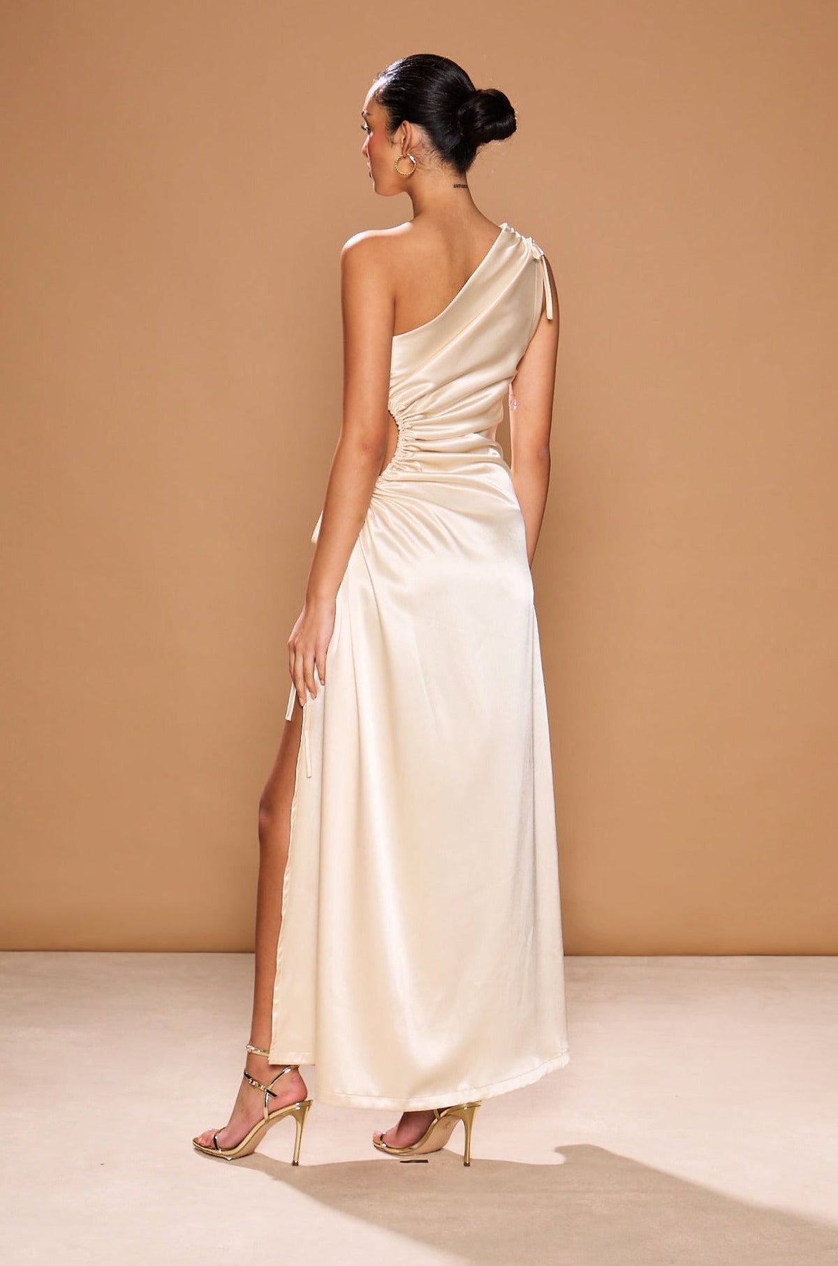 Vestido maxi Nour Ocean Pearl con escote de un hombro