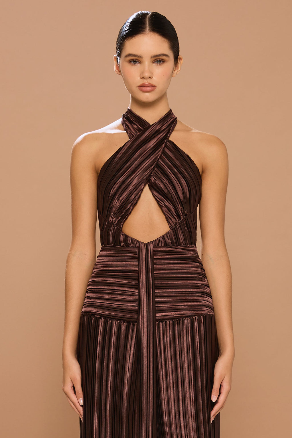 Vestido maxi Ariana plisado elástico con escote halter cruzado