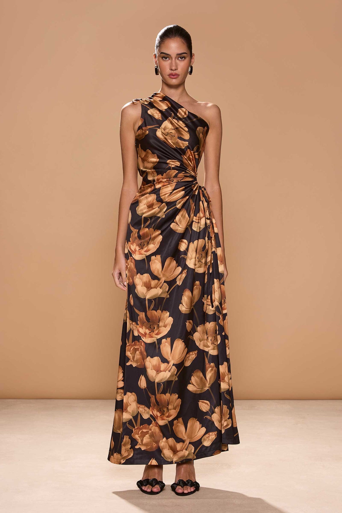Vestido maxi Nour Marbella con estampado floral y escote asimétrico