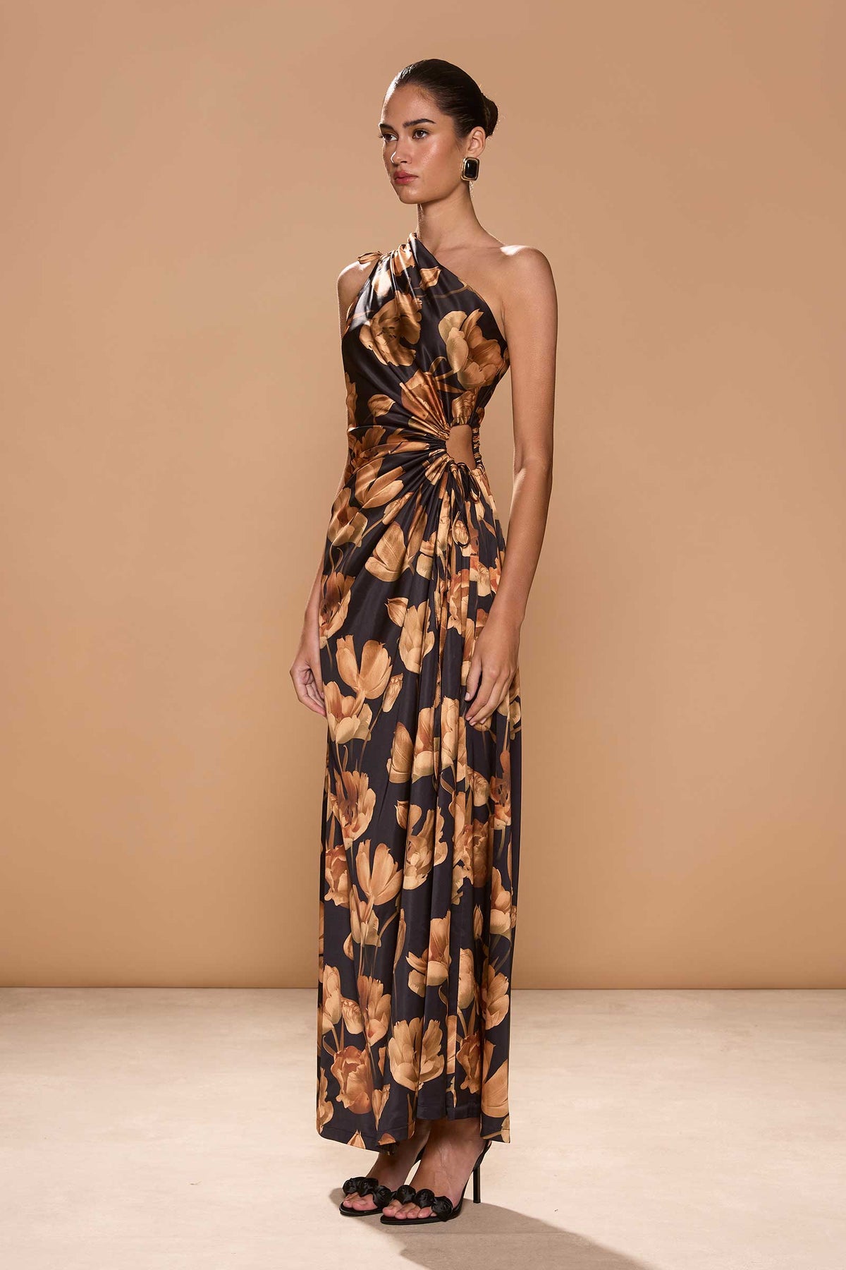 Vestido maxi Nour Marbella con estampado floral y escote asimétrico