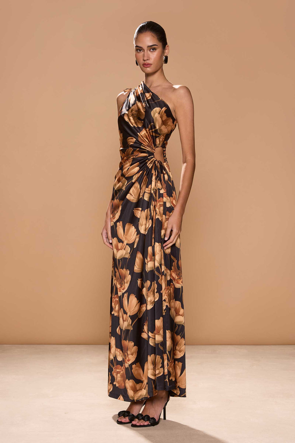 Vestido maxi Nour Marbella con estampado floral y escote asimétrico