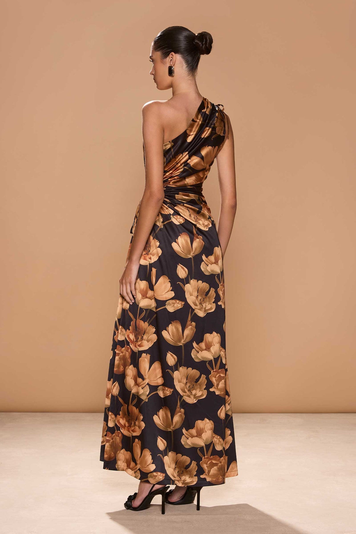 Vestido maxi Nour Marbella con estampado floral y escote asimétrico