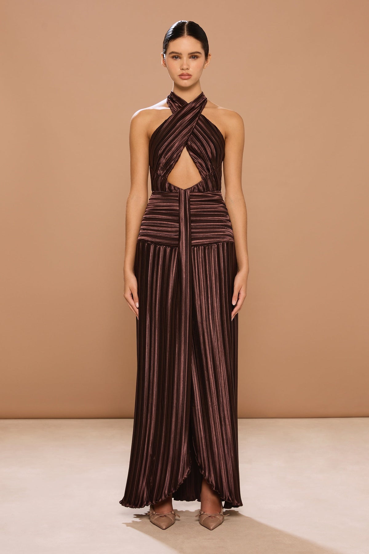 Vestido maxi Ariana plisado elástico con escote halter cruzado