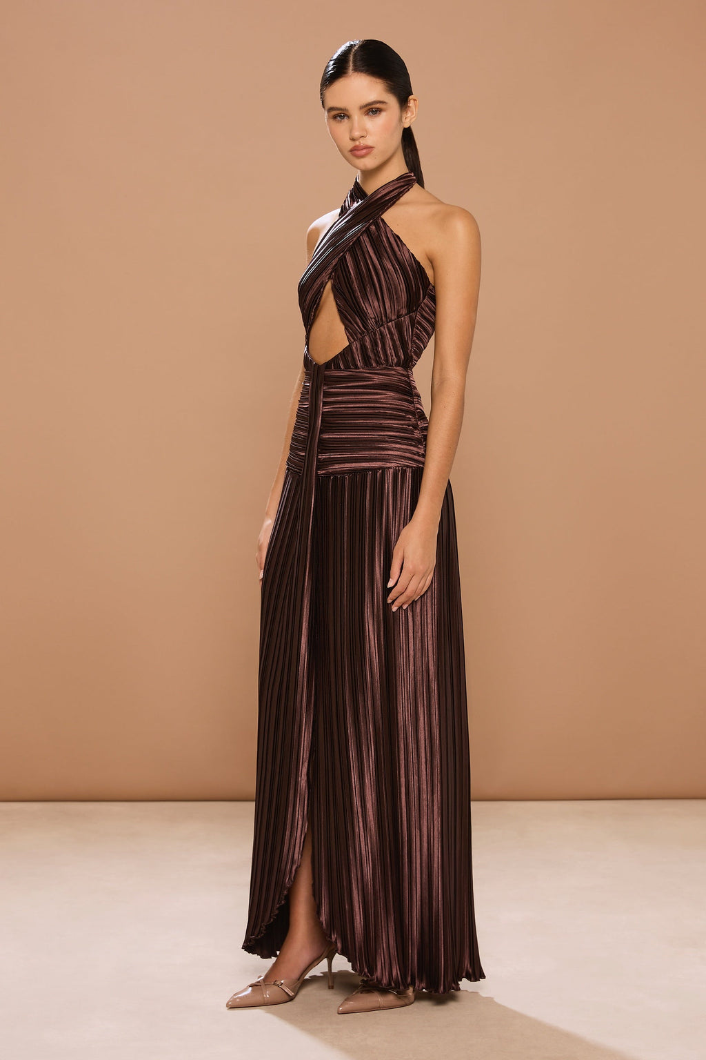 Vestido maxi Ariana plisado elástico con escote halter cruzado