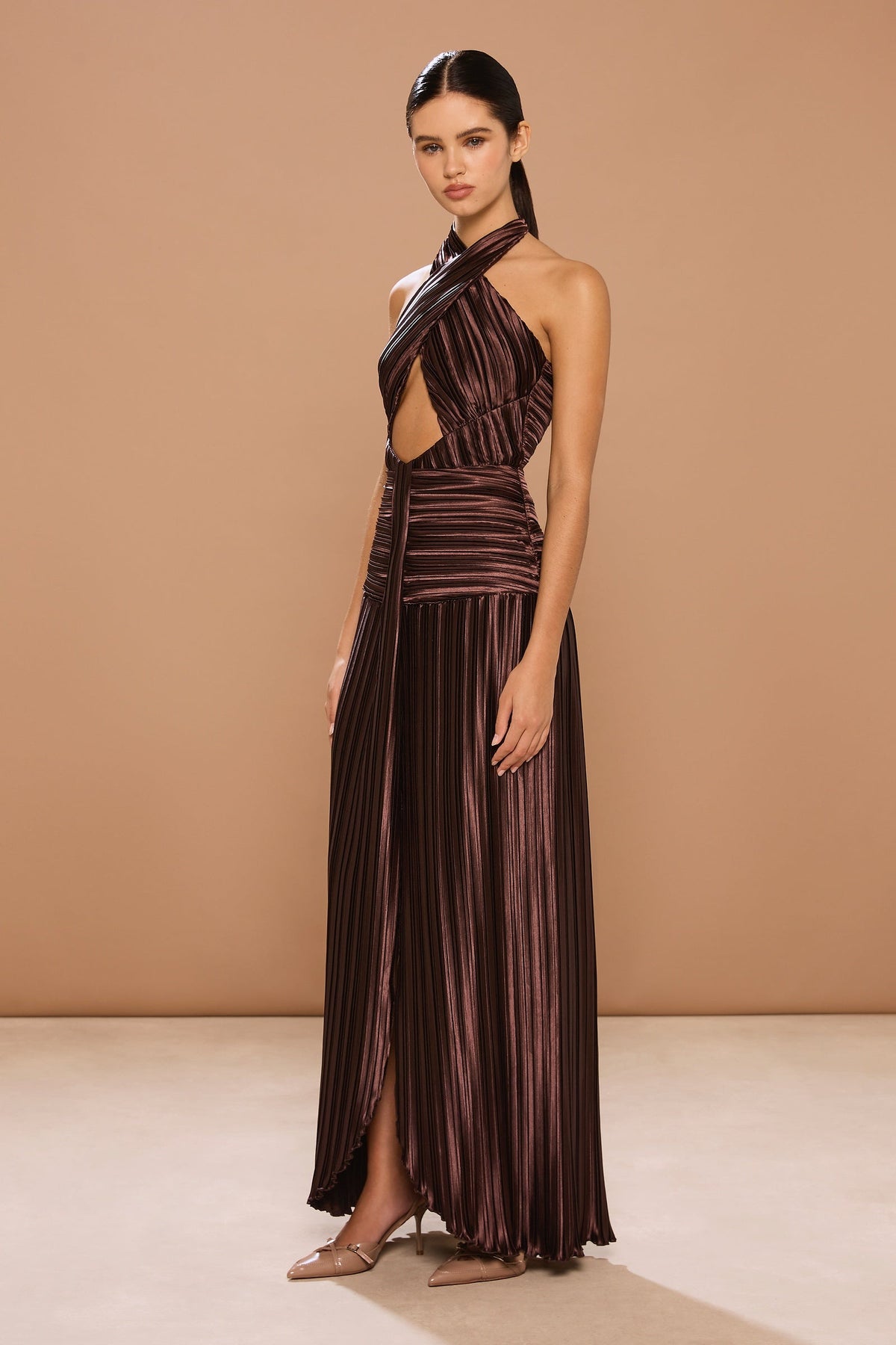 Vestido maxi Ariana plisado elástico con escote halter cruzado